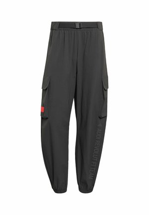 Mustat cargosortit, joissa on joustavat hihansuut, sivulla läppätaskut, säädettävä vyötärövyö ja hienovarainen "Audi Revolt Ft Team" -teksti oikeassa lahkeessa.