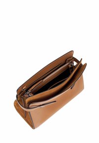 Borsa a mano in pelle tan con molteplici scomparti. Presenta una texture liscia, una tasca con zip e cuciture a contrasto lungo i bordi.