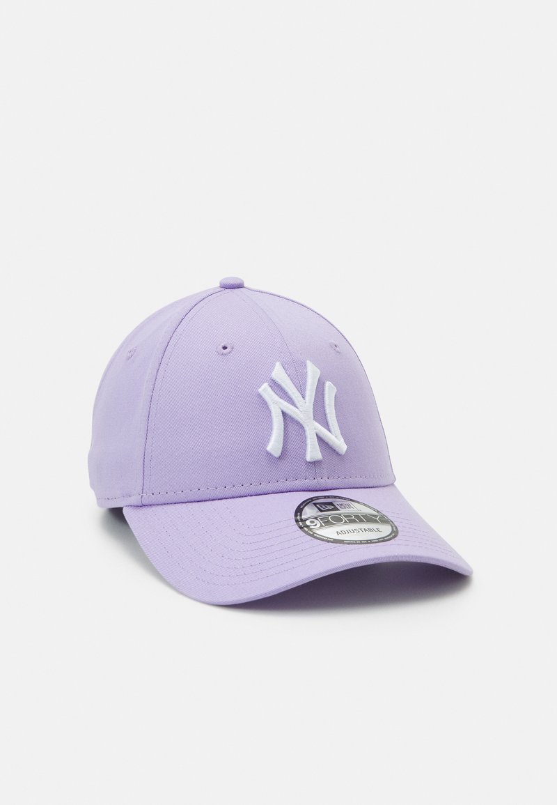 Boné de basebol roxo com uma coroa arredondada, faixa ajustável e logo "NY" em branco bordado na frente. Feito de tecido estruturado.