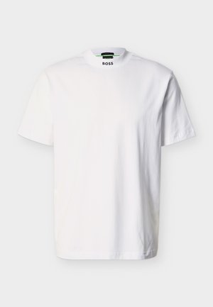 Bela kratka bombažna majica s kratkimi rokavi, z okroglim izrezom in natisnjenim logotipom blagovne znamke na ovratniku. Gladek tekstura, osnovna zasnova.