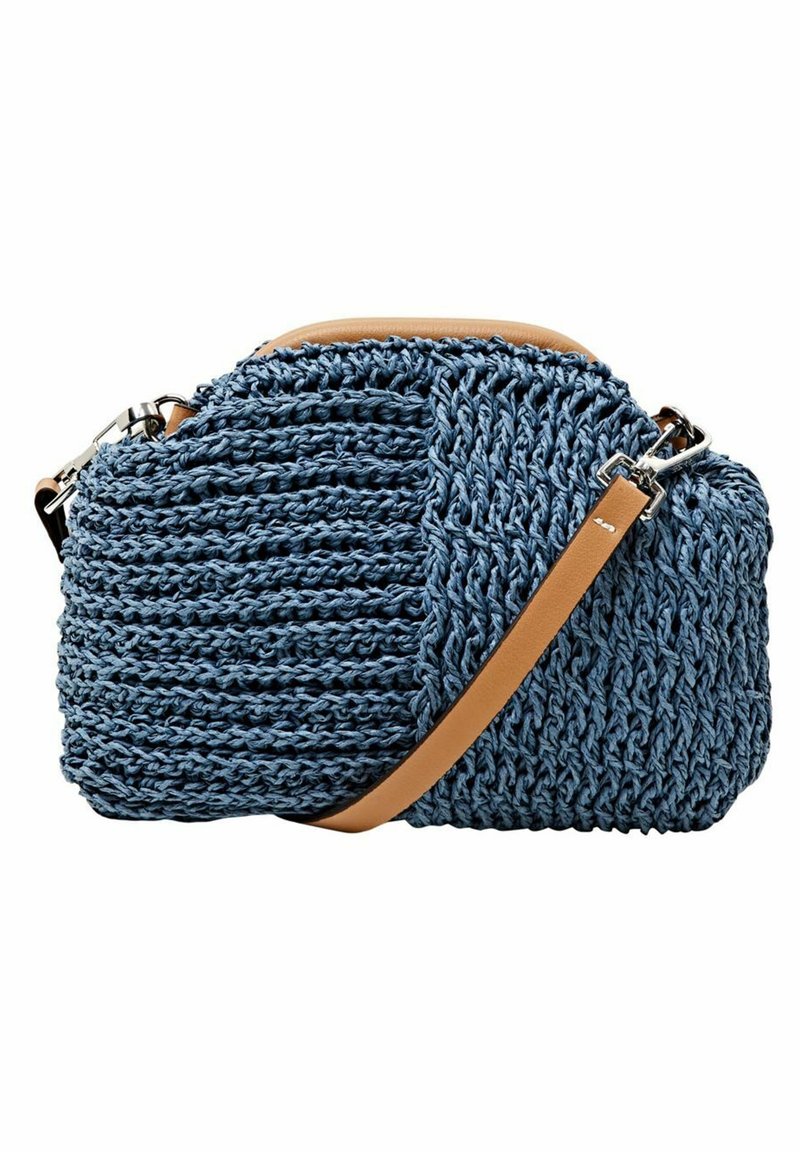 Sac bandoulière bleu tricoté avec sangle en cuir marron clair et fermoirs argentés sur fond blanc.
