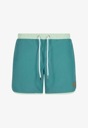 Shorts de baño en color verde azulado con una cintura verde claro, cordón blanco y una etiqueta de cuero marrón. Textura suave y corte por encima de la rodilla.