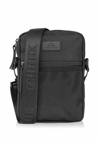 Czarna torba na ramię wykonana z trwałej tkaniny. Posiada teksturowany przód, kieszenie zapinane na zamek oraz szeroki, regulowany pasek z logo.