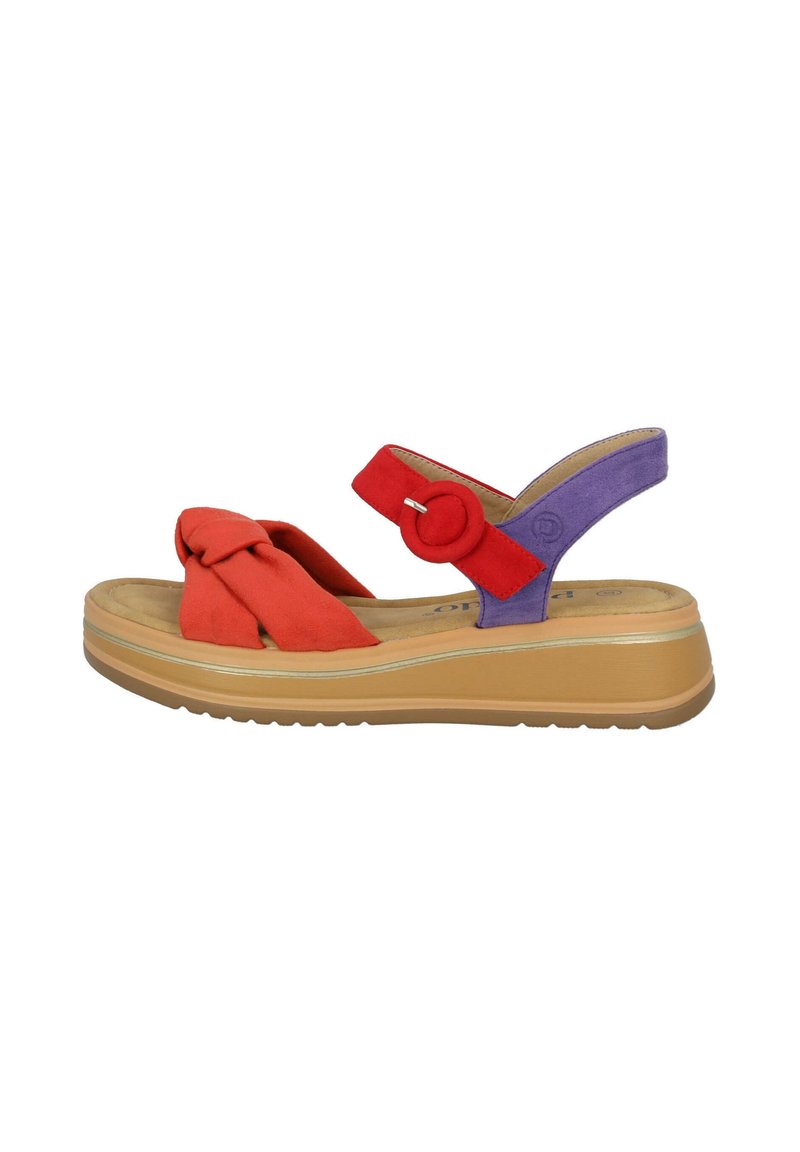 Sandal de mujer de ante rojo y púrpura con una tira delantera anudada, un acento circular y una gruesa suela de goma beige. Cuenta con una correa trasera ajustable.