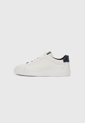 Weiße Leder-Sneaker mit glatter Oberfläche, featuring einem marineblauen Fersenkontrast, runder Zeheneinfassung, flacher weißer Sohle und klassischem Schnürdesign.