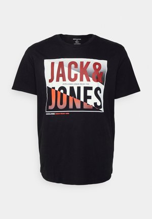 Schwarzes T-Shirt mit kurzen Ärmeln und auffälligem rotem und schwarzem "JACK & JONES"-Schriftzug in einem weißen und dreieckigen orangefarbenen Grafikdesign auf der Brust.
