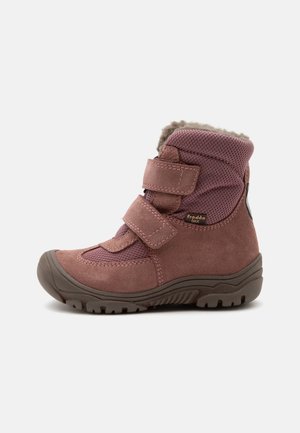 Botte d’hiver rose pour enfant avec double bandes Velcro, doublure en fourrure, dessus en tissu texturé et semelle marron robuste pour une utilisation en extérieur.