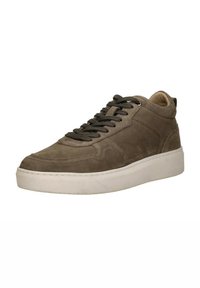 Bruine suède sneaker met een ronde neus, textuur bovenkant, platte witte zool en donkere veters. Heeft een gevoerd enkelsokje voor comfort.