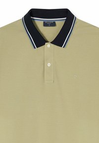 Helles olivgrünes Poloshirt mit schwarzem Kragen, der weiße und blaue Streifen aufweist, zwei weißen Knöpfen und kleinem gesticktem Logo auf der Brust.