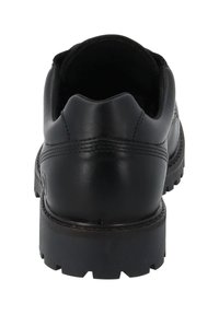 Schwarzer Lederschuh mit runder Zehenform, strukturiertem Profil und genähten Details. Das Design hat eine leicht angehobene Ferse.