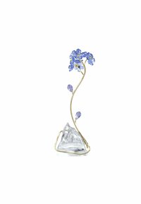 Scultura di fiori di cristallo blu con centri gialli su un gambo d'oro curvo, posizionata su una base di cristallo trasparente a forma di piccola montagna.