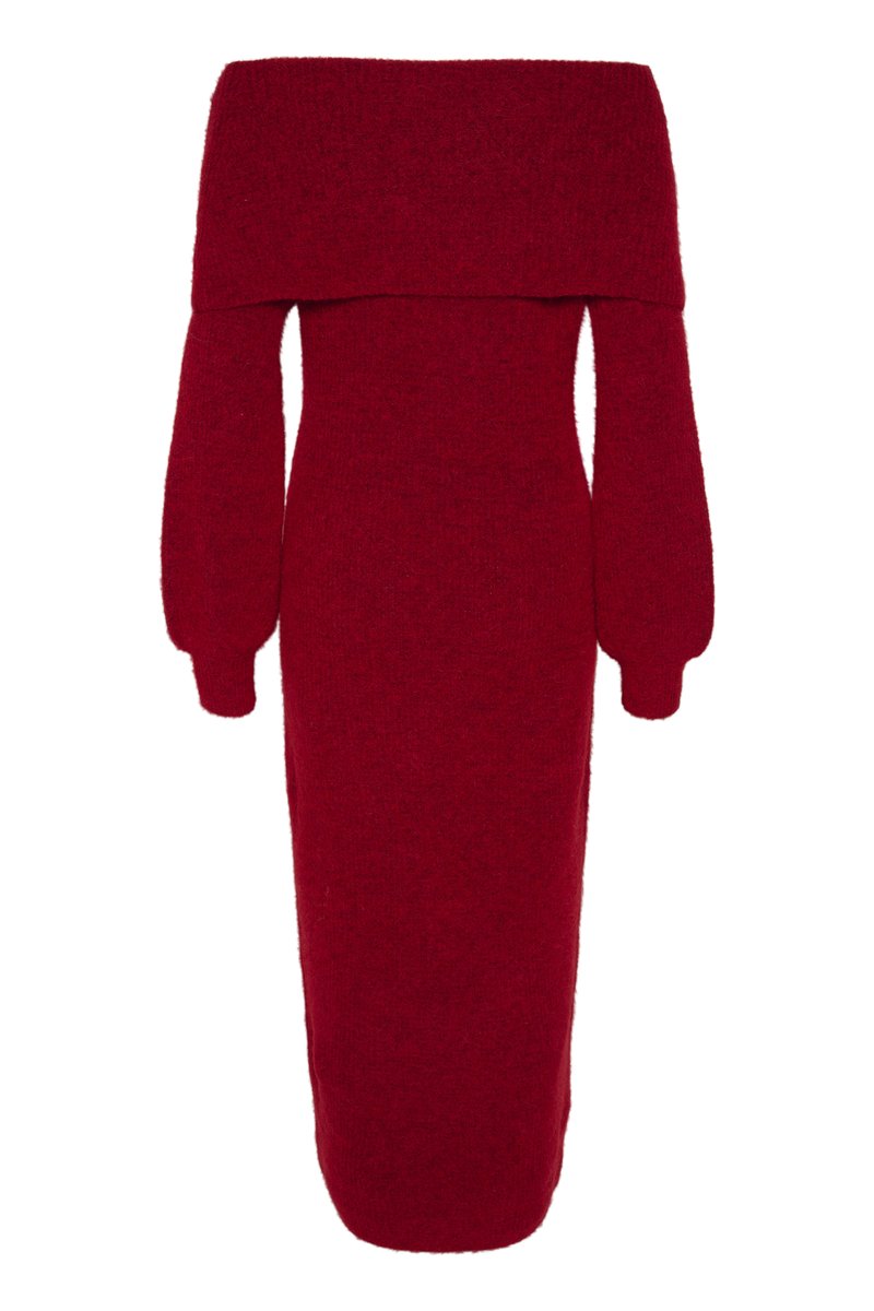 Rotes gestricktes Off-Shoulder-Kleid mit langen Puffärmeln, taillierter Silhouette und Midi-Länge. Das strukturierte Gewebe sorgt für visuelles Interesse.
