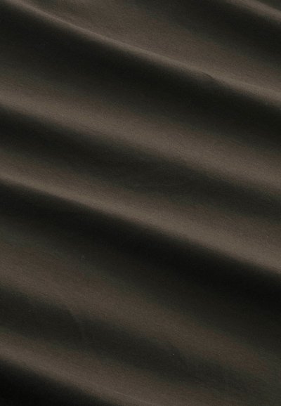 Dunkelolivgrüner Stoff mit glatter Textur und zartem Glanz, der sanfte, gewundene Falten an der Oberfläche zeigt.