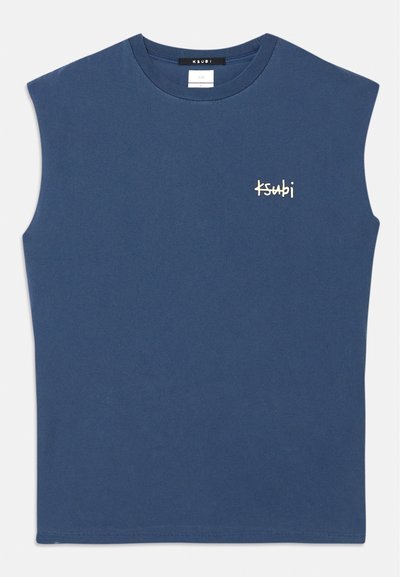 Cămașă din bumbac fără mâneci, de culoare albastră, cu guler rotund. Are un mic logo alb "Ksubi" pe piept. Textură netedă, croială casual.