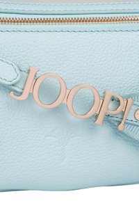 Borsa in pelle texturizzata azzurro chiaro con una cerniera in tono oro. Presenta un logo metallico prominente "JOOP!" e un tira cerniera decorativo.