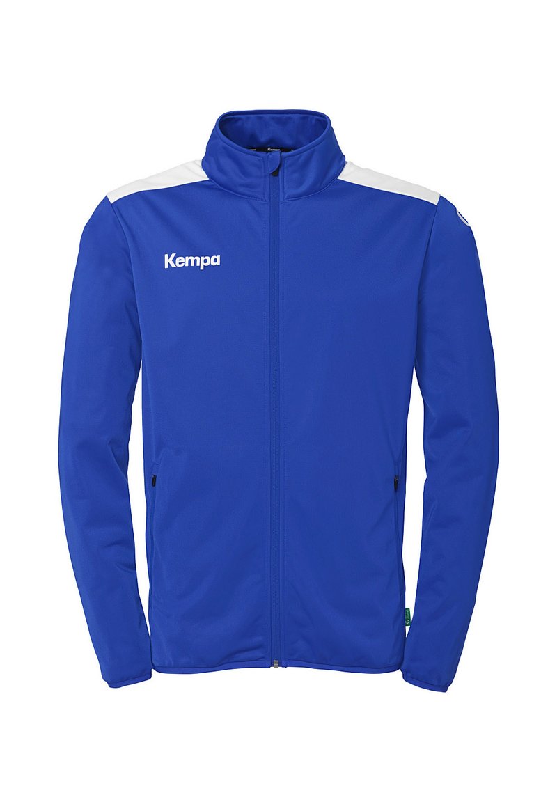 Blauwe sportjack met ritssluiting aan de voorkant, hoge kraag, witte schouderaccenten en een logo. Heeft twee zijzakken en een gladde textuur.