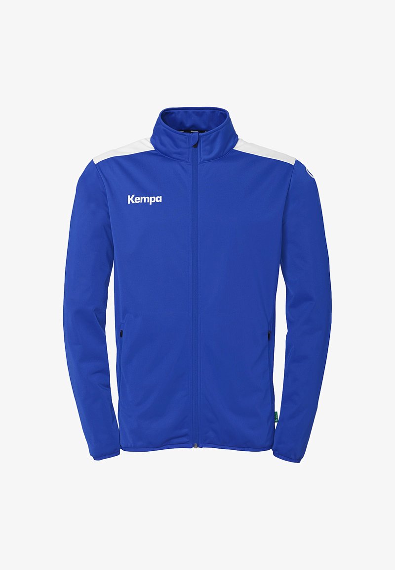 Blauwe sportjack met ritssluiting aan de voorkant, hoge kraag, witte schouderaccenten en een logo. Heeft twee zijzakken en een gladde textuur.