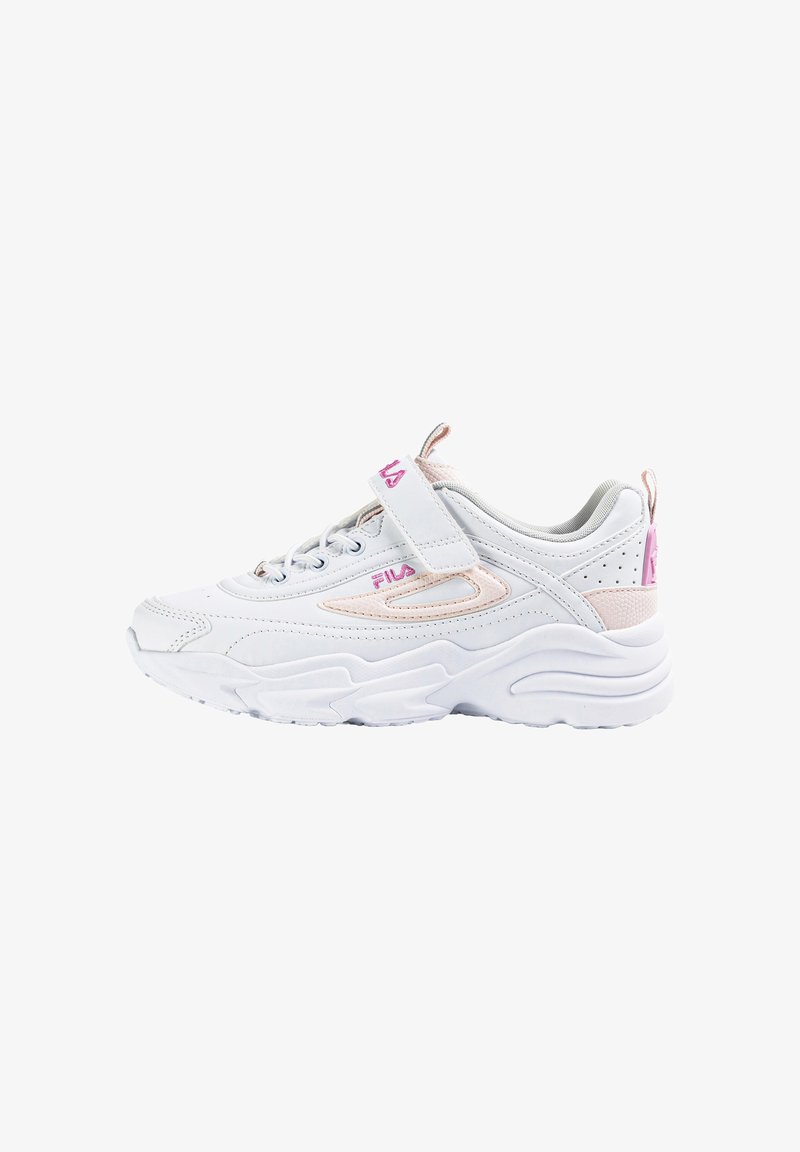 Baskets blanches FILA à semelle épaisse, accents roses, devant lacé et bride Velcro, vues de l'extérieur sur fond blanc.