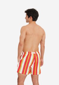 Gassa d’Amante Shorts da mare - rosso, arancione, bianco e nero