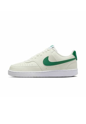 Sneaker in pelle bianca con un logo verde e dettagli, caratterizzate da una punta forata, suola bianca e lacci piatti.