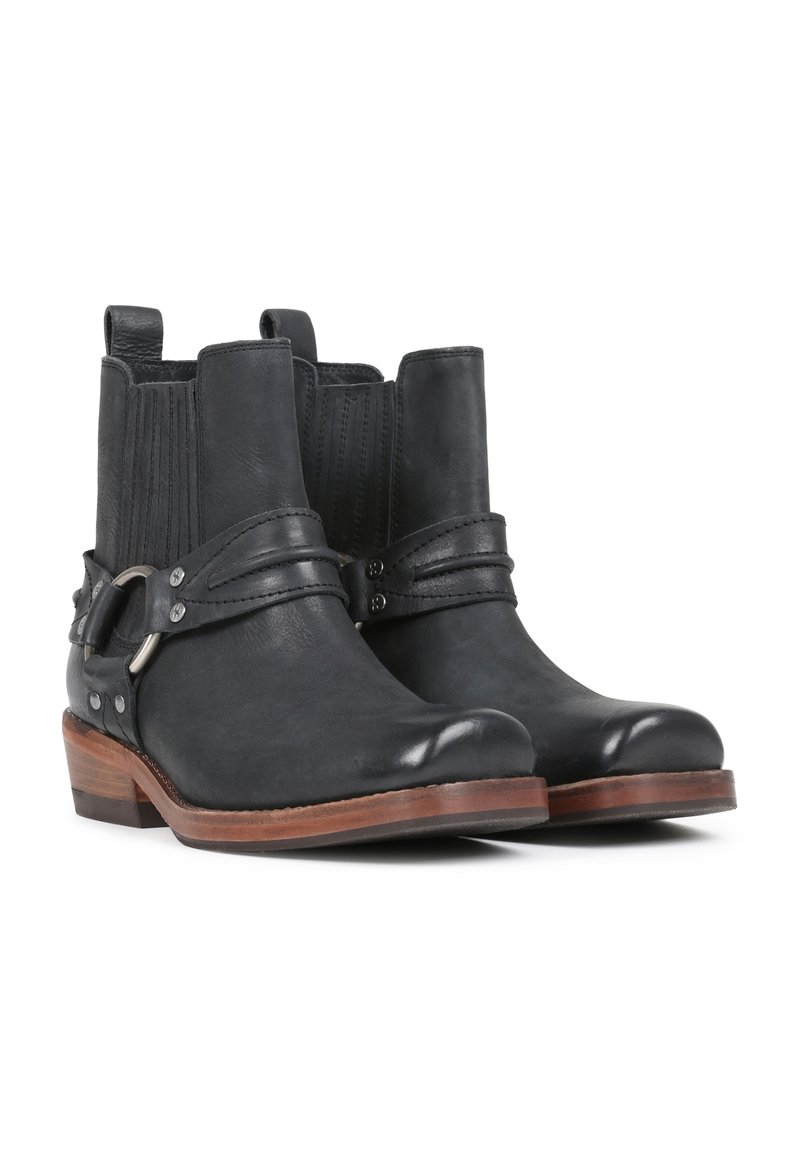 Schwarze Lederstiefeletten mit elastischen Seiteneinsätzen, dekorativen Riemen, silbernem Beschlag und braunen Blockabsätzen. Glatte Oberfläche und runde Zehenform.