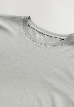 Grå crew neck t-shirt med en glat tekstur, med et mærke der viser "NEXT" og størrelse "M" indeni kraven. Enkel design.