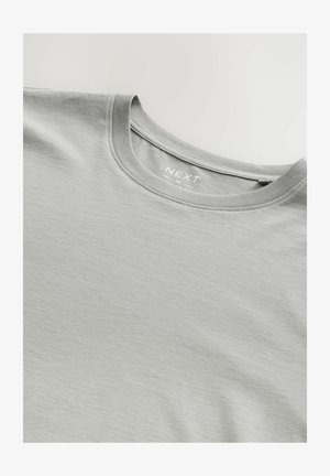 Hallhalli ümar kaelusega t-särk, halli värvi, sileda tekstuuriga, mille kaelas on silt, millel on kirjutatud "NEXT" ja suurus "M". Lihtne disain.