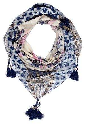 Kwadratowa chusta z niebieskimi kwiatowymi i paisley wzorami, beżowym tłem oraz granatowymi frędzlami na każdym rogu, złożona w kształt trójkąta.