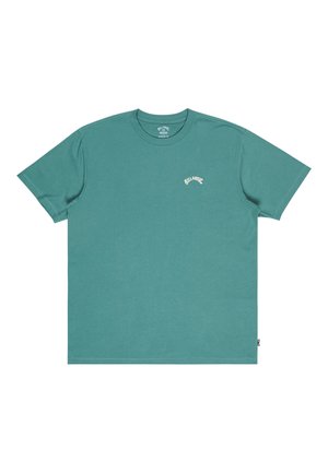 T-shirt in cotone turchese con collo rotondo, maniche corte e un piccolo logo bianco sul petto. Design semplice, texture morbida e vestibilità comoda.