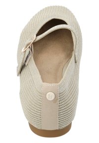 Zapato textil beige con un patrón acanalado, punta abierta y plantilla acolchada. Cuenta con un cierre lateral con un acento metálico y una suela sólida.
