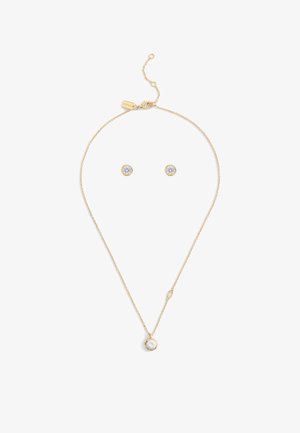 Gouden sieradenset bestaande uit een delicate kettinghalsketting met een ronde hanger en studoorbellen, elk versierd met een heldere steen.