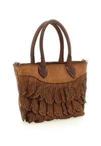 Braune Lederhandtasche mit fransigen Details, dekorativen Ausschnitten, doppelten Griffen und kontrastierenden dunkelbraunen Akzenten. Kompakte und strukturierte Form.