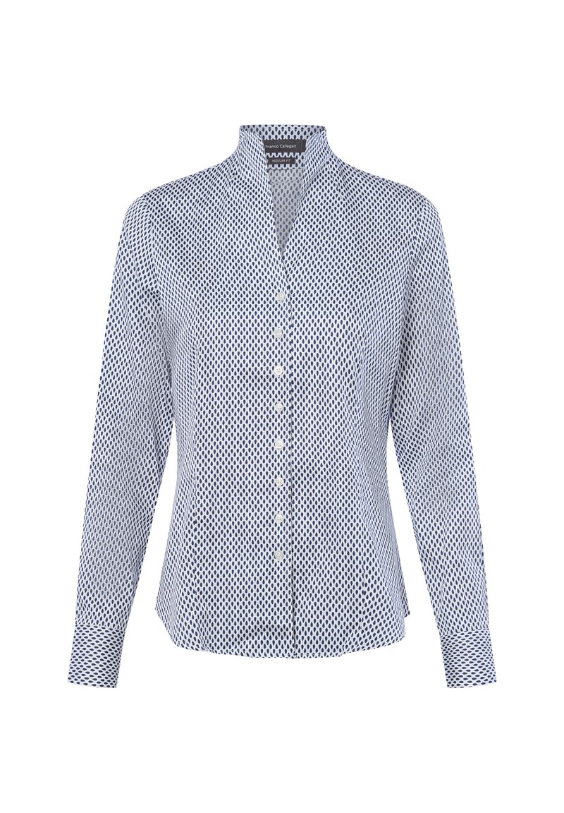 Lange mouw knoopshirt in wit en marineblauw met een geometrisch patroon, bandkraag en traditionele pasvorm. De stof lijkt soepel en licht van gewicht.