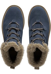Botas de tobillo de ante azul con forro de piel sintética, que presentan acentos marrones, punta redonda y cordones en contraste. Superficie texturizada, diseño resistente.