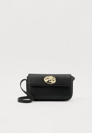 Schwarze Leder-Crossover-Tasche mit einem goldenen herzförmigen Verschluss, rechteckigem Design, glatter Textur und einem dünnen verstellbaren Tragegurt.