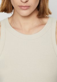 GAP HIGH NECK TANK - Topper - beige