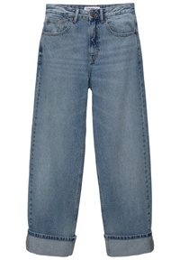 Pantaloni in denim blu chiaro con design a gamba dritta, orli arrotolati, cinque tasche e chiusura a bottone in vita.