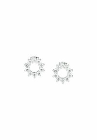 Orecchini in tono argento con un design circolare, adornati con numerosi piccoli gemmellini trasparenti che circondano il bordo esterno.