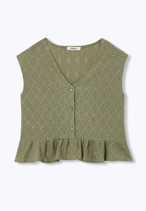 Blouse sans manches vert olive avec col en V, motif ajouré décoratif, trois boutons sur le devant et ourlet à volants.
