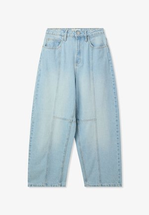 Jasnoniebieskie dżinsy z szerokimi nogawkami, z przednimi kieszeniami, zapięciem na guzik i widocznymi szwami wzdłuż szwów.
