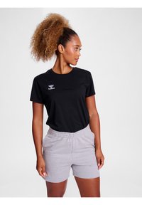 Tricou negru cu mânecă scurtă și logo alb, asortat cu pantaloni scurți gri deschis cu talie elastică. Textură netedă, croială lejeră.