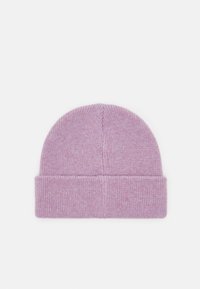 Gorro de malha rosa com uma textura suave, apresentando um design com dobra e um padrão levemente mesclado. Top arredondado e detalhe de costura vertical.