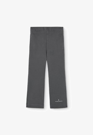 Grijze katoen broek met een rechte snit, met een klein wit logo bij de zoom en een gladde textuur zonder zichtbare versieringen.