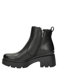 Botas de piel negra hasta el tobillo con un acabado de pelo sintético, que cuentan con cremalleras laterales y un tacón grueso, suela de goma texturizada y punta redondeada.