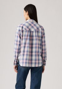 Langermige kavelshirt in lichtblauw, roze en wit. Voorzien van een button-down kraag en een afgeronde zoom. Achterste yoke met plooien voor een betere pasvorm.
