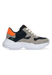 Sportovní bota s horní částí z navy síťoviny, šedými semišovými akcenty, bílou gumovou podrážkou a jasně oranžovým patním poutkem. Šněrovací design se šesti dírkami.