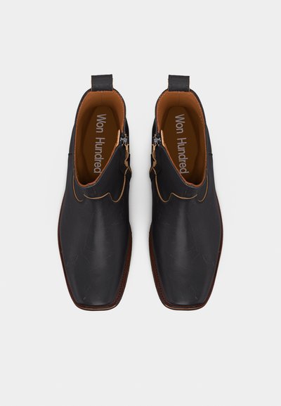 Μαύρα δερμάτινα μποτάκια αστραγάλου με τετράγωνα μύτη, πλαϊνά φερμουάρ, θηλιές για σκούπισμα και καφέ εσωτερική επένδυση, σε θέαση από πάνω.