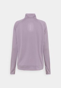 Hellblauer Pullover mit langen Ärmeln und hohem Kragen, strukturiertem Stoff und einem in der Mitte verlaufenden vertikalen Streifendetail auf dem Rücken.