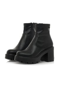 Botines de cuero negro con una plataforma gruesa y un alto tacón cuadrado. Cuentan con un zipper lateral y una superficie de textura suave.