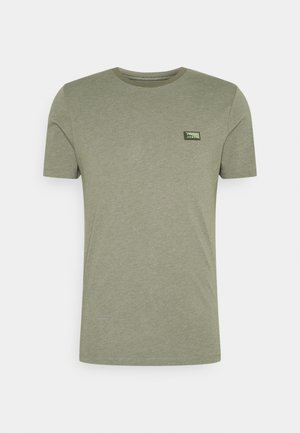 Olivgrünes T-Shirt mit kurzen Ärmeln und Rundhalsausschnitt, mit einem kleinen rechteckigen Jack & Jones Logo-Patch auf der linken Brust.